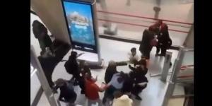 شجار عنيف وفوضى داخل مطار شارل ديجول في باريس بسبب ناشط كردي (فيديو) - موقع رادار