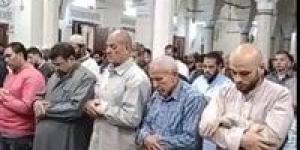 المئات يؤدون صلاة التراويح بمساجد محافظتي الفيوم والمنيا | بث مباشر - موقع رادار