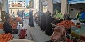 قبل افتتاحه رسميا.. إقبال المواطنين على الشراء من سوق الهنا ببورسعيد| صور - موقع رادار