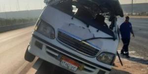 إصابة 7 أشخاص إثر انقلاب ميكروباص بالطريق الإقليمى - موقع رادار