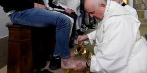 البابا فرنسيس يغسل أقدام 12 سجينة بمناسبة "خميس الأسرار" - موقع رادار