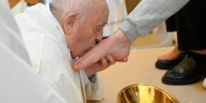 البابا فرانسيس يكسر التقاليد.. يغسل أقدام النساء فقط بالطقوس السنوية "فيديو" - موقع رادار