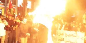 حرق علم إسرائيل أمام البرلمان - موقع رادار