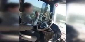 طفلة تقود شاحنة بيد واحدة وبالأخرى تشرب الماء تثير ضجة في تركيا (فيديو) - موقع رادار