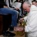 البابا فرنسيس يغسل أقدام 12 سجينة بمناسبة "خميس الأسرار" - موقع رادار